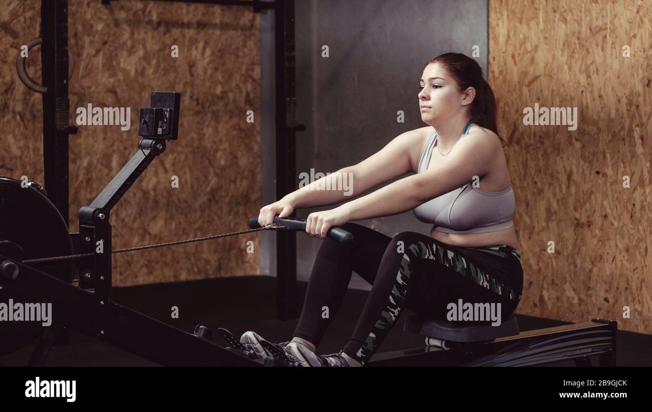 La jeune femme qui s'efforce de faire des efforts de résistance tire Banque D'Images
