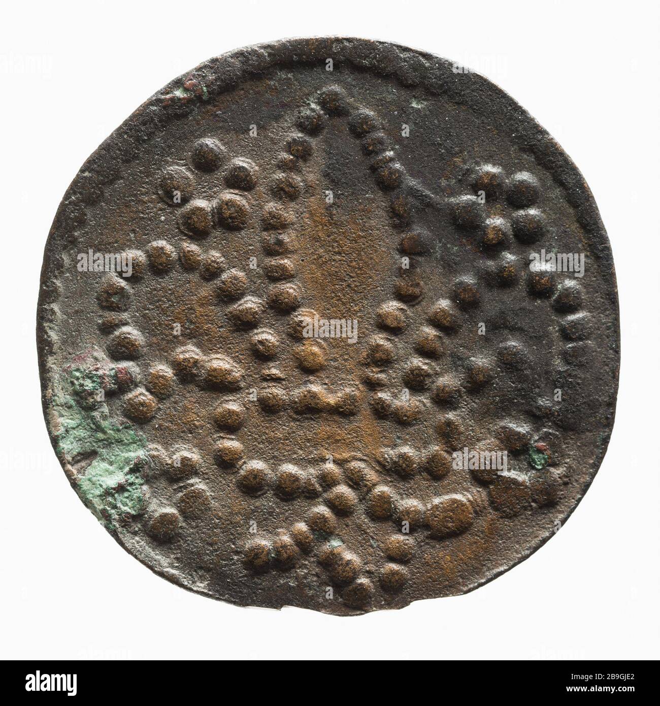 Jeton de compte au lys attribué aux ecclésiastiques de l'hôtel King's, Anonyme du XIVe siècle. 'Jeton de compte à la fleur de lys attribué aux clercs de l'Hôtel du roi, XIVe siècle'. Cuivre. 1300-1325. Paris, musée Carnavalet. Banque D'Images