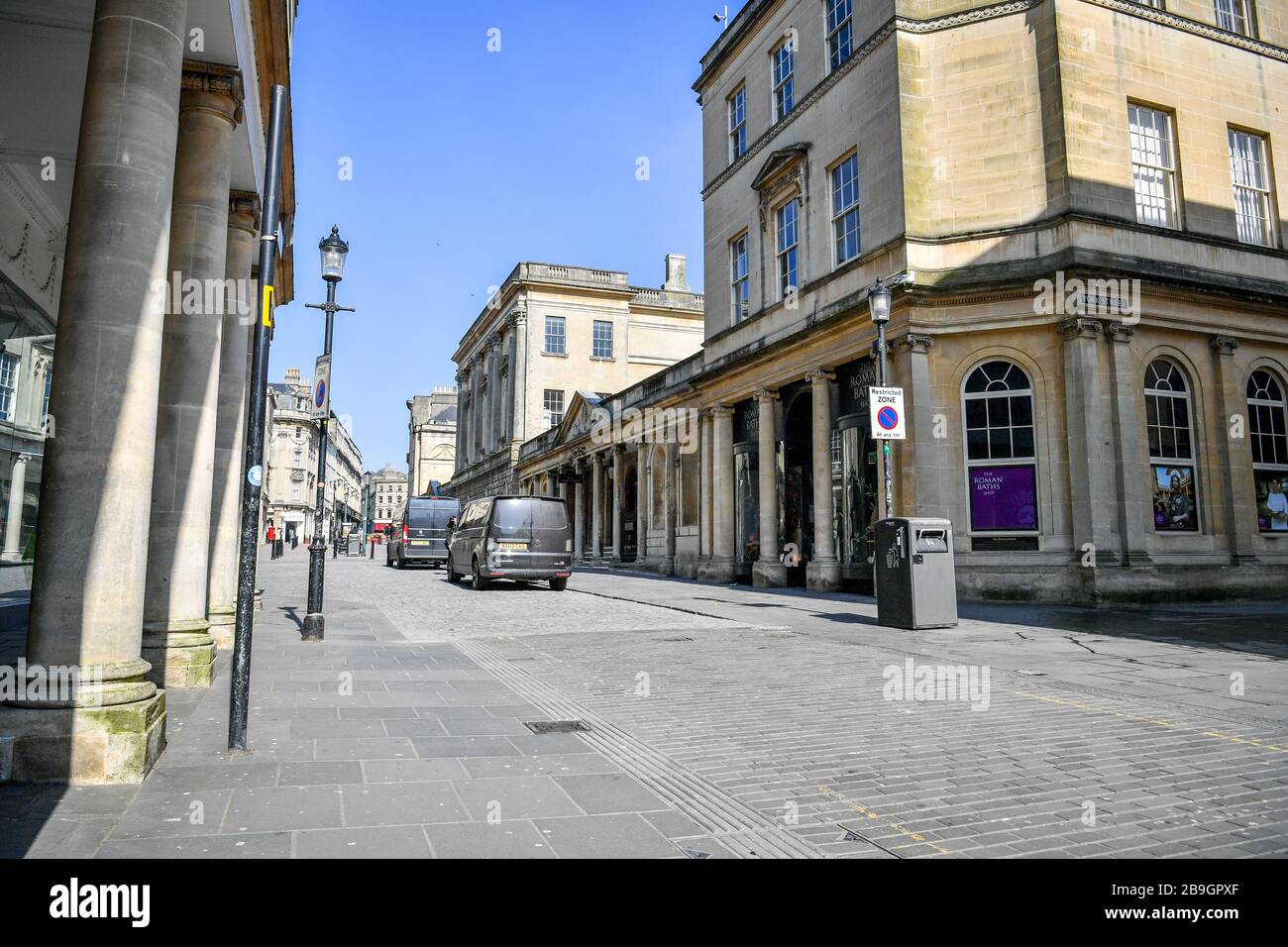 Des rues vides à Bath la journée après que le Premier ministre Boris Johnson a mis le Royaume-Uni en place pour aider à freiner la propagation du coronavirus. Banque D'Images