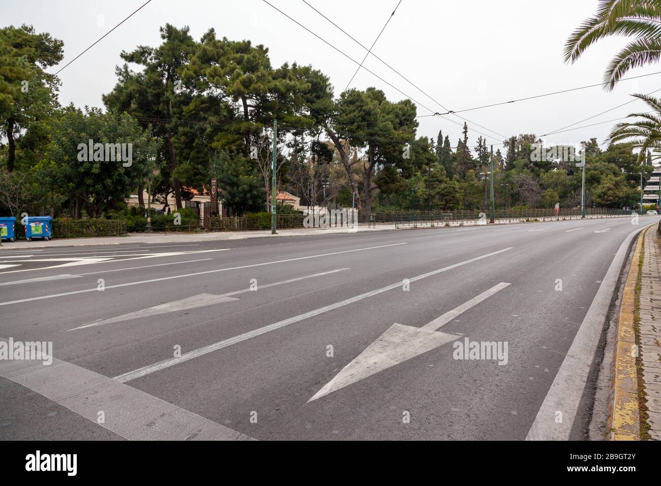 Avenue Kifisias à Athènes, Grèce, vide de circulation pendant le verrouillage officiel en raison de l'épidémie de coronavirus, 22 mars 2020. Banque D'Images
