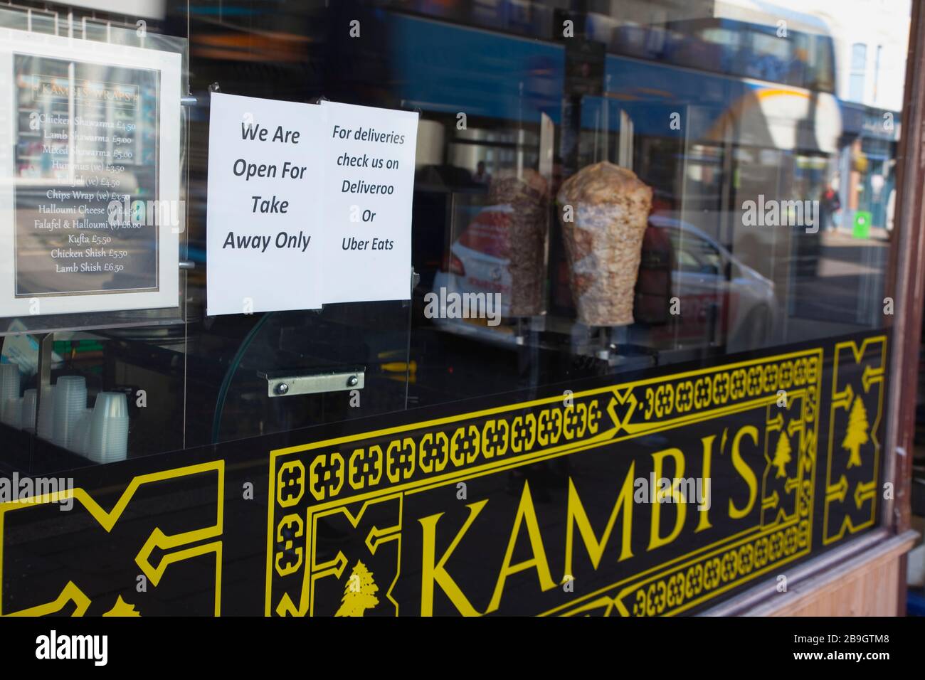 Angleterre, East Sussex, Brighton, le restaurant libanais de Kambi signe montrant la prestation de services seulement pendant les mesures d'urgence de Coronavirus. Banque D'Images