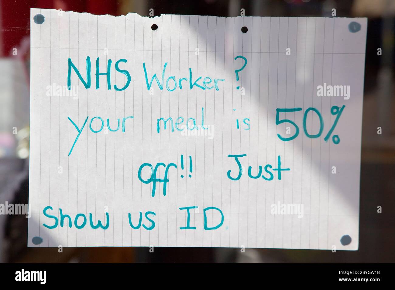 Angleterre, East Sussex, Hove, prendre la pizzeria italienne offre une réduction au personnel du NHS pendant les mesures d'urgence de Coronavirus. Banque D'Images