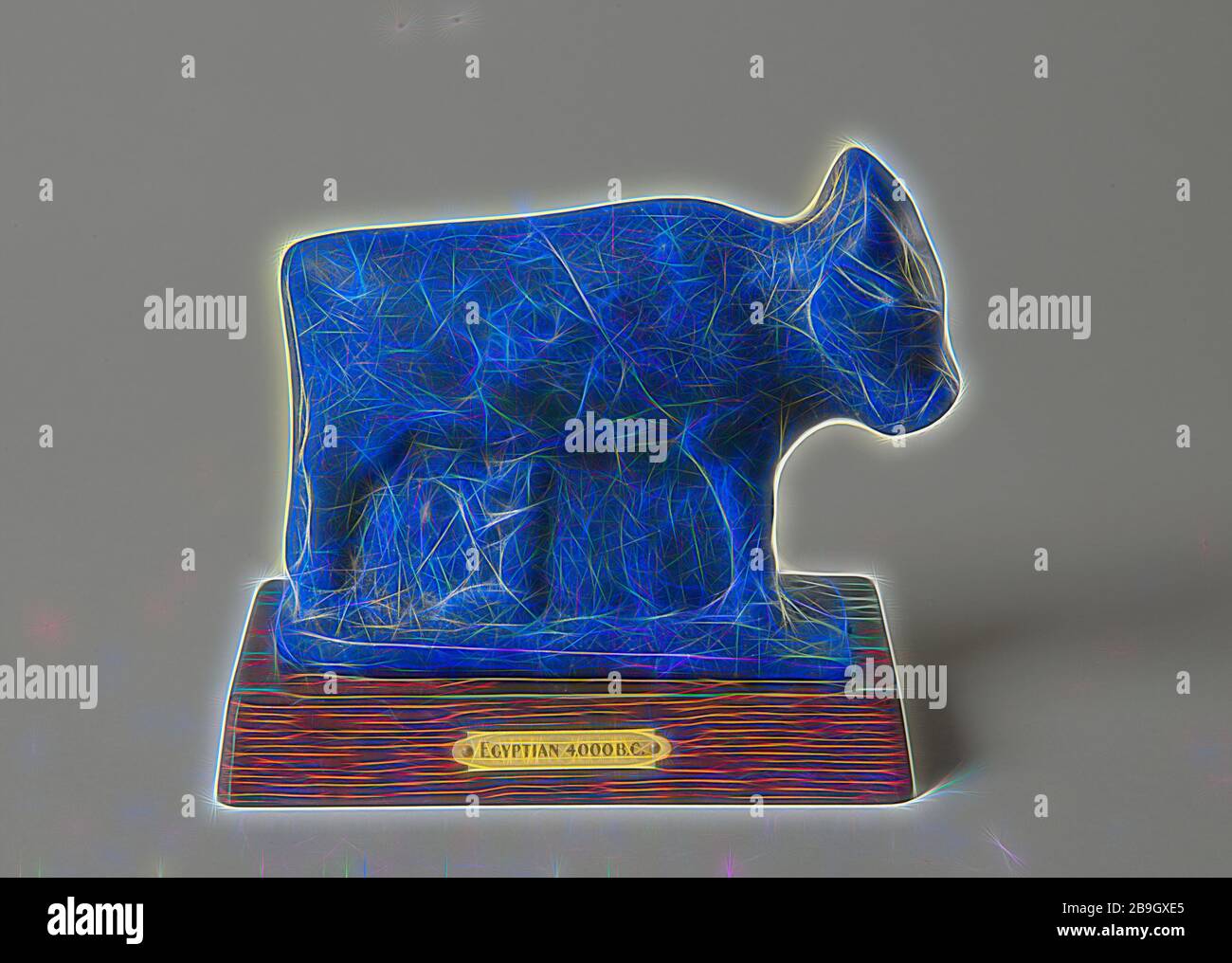 Égyptien : statuette d'une vache, artiste non identifié, égyptien, XIXe–XXe siècle, verre formé de moule ou verre dénoyé, dans l'ensemble : 4 1/2 x 6 x 2 1/2 po. (11,4 x 15,2 x 6,4 cm) Banque D'Images