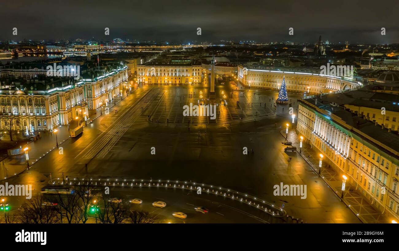 Vue aérienne de la place du Palais avec arbre de Noël au milieu, Saint-Pétersbourg, Russie Banque D'Images