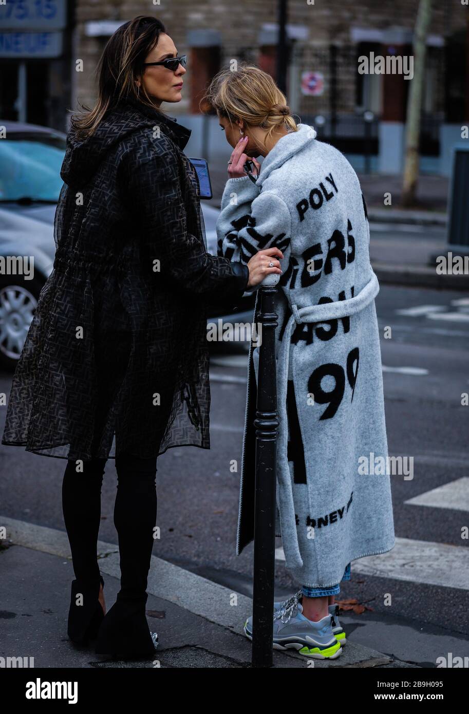 PARIS, France - 1 mars 2019 : Ines Mannei dans la rue de Paris. Banque D'Images