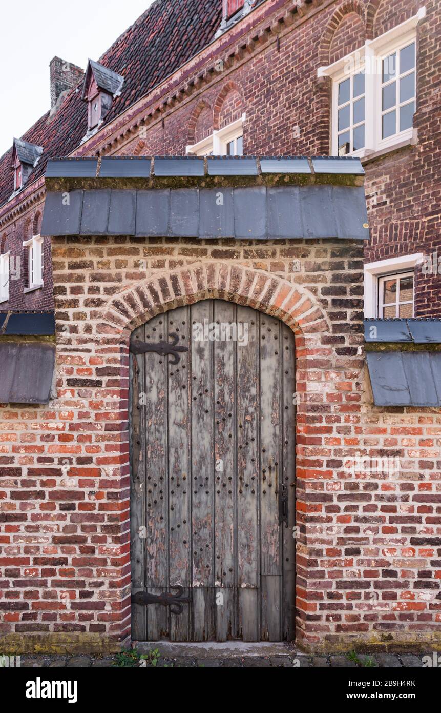 Gent, Belgique - 22 mars 2020: Ancienne porte en bois du béguinage Saint Elisabeth.UNESCO Patrimoine mondial Banque D'Images