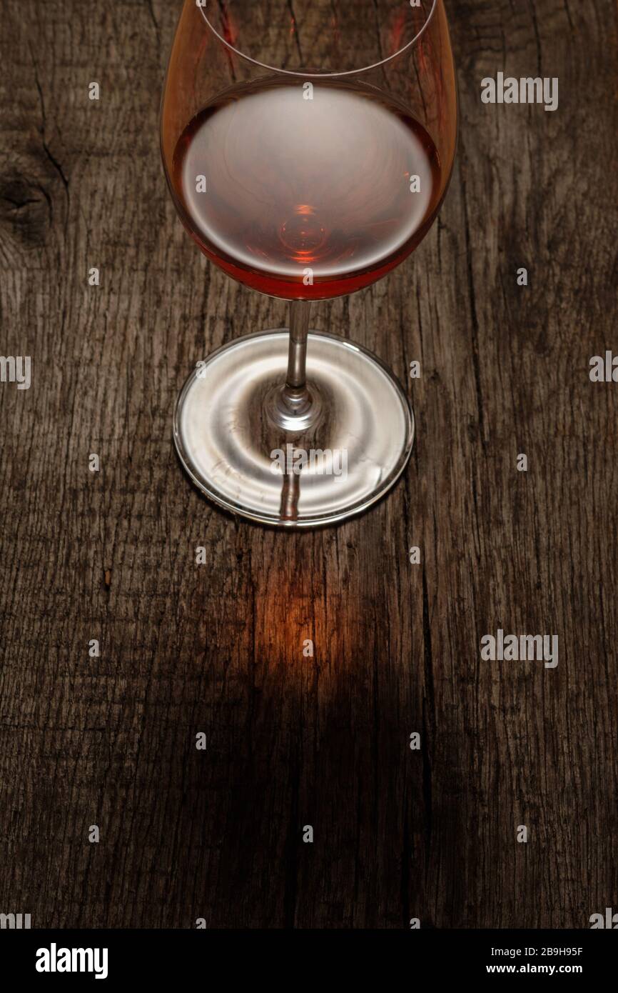 Verre à vin rouge d'en haut sur une table en bois rustique Banque D'Images