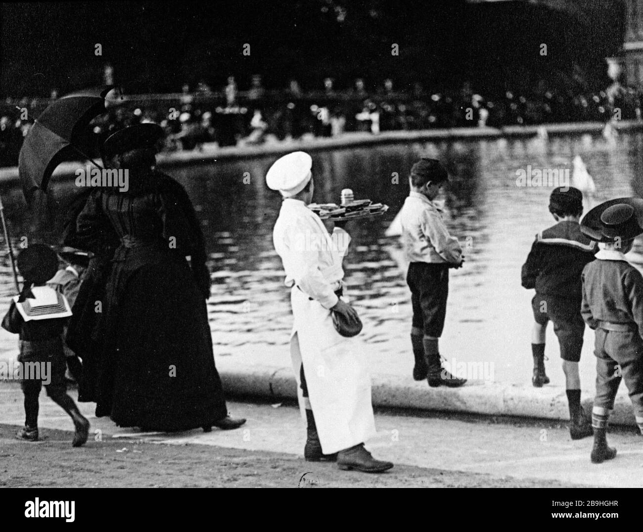 PETITE PÂTISSERIE AU JARDIN DU LUXEMBOURG petit pâtisserie au jardin du Luxembourg. Paris (VIème arr.), vers 1900. Photo de Louis Vert (1865-1924). Paris, musée Carnavalet. Banque D'Images