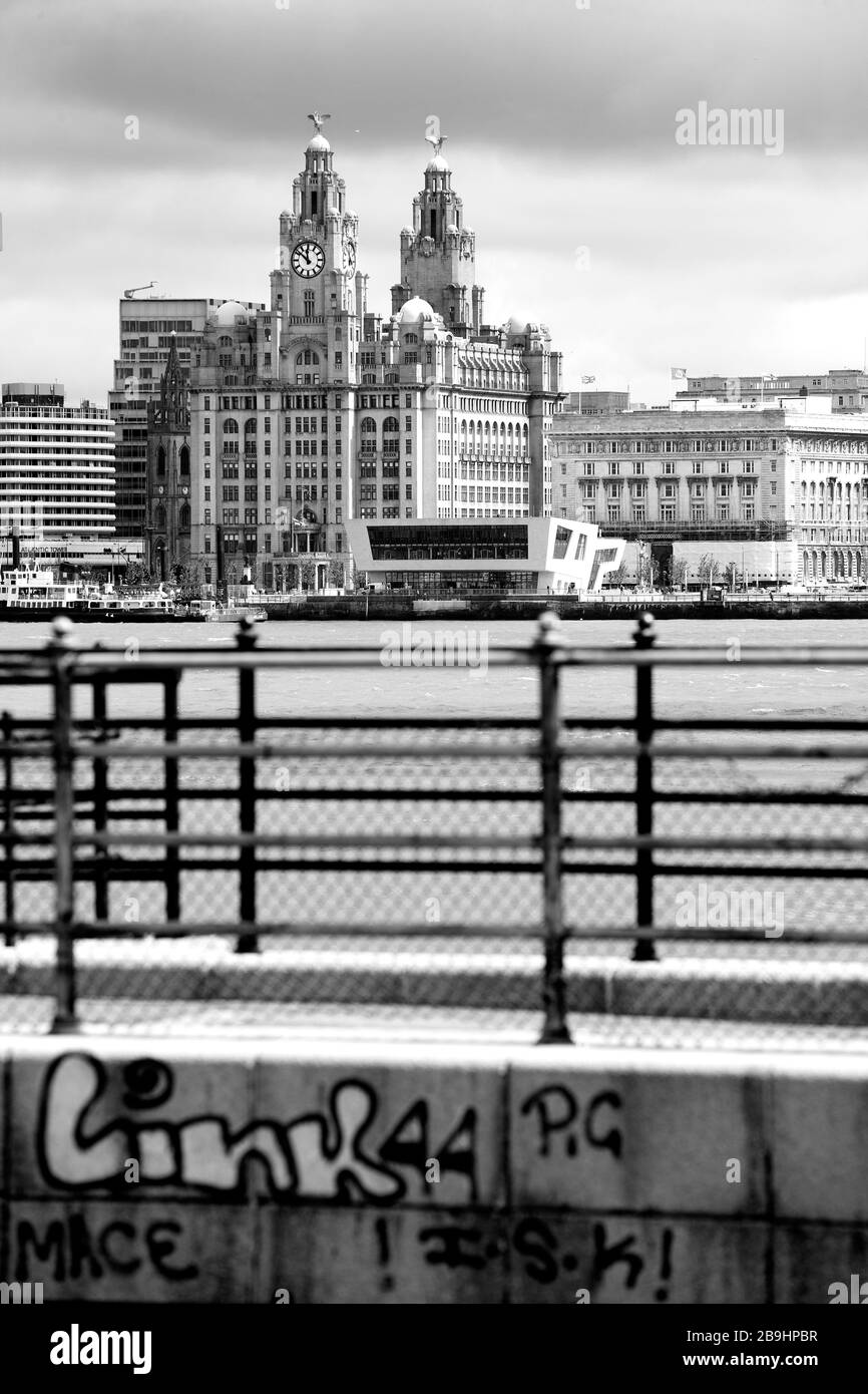 Le célèbre et historique Royal Liver Building à Pier Head sur le front de mer à Liverpool, Angleterre, Royaume-Uni Banque D'Images