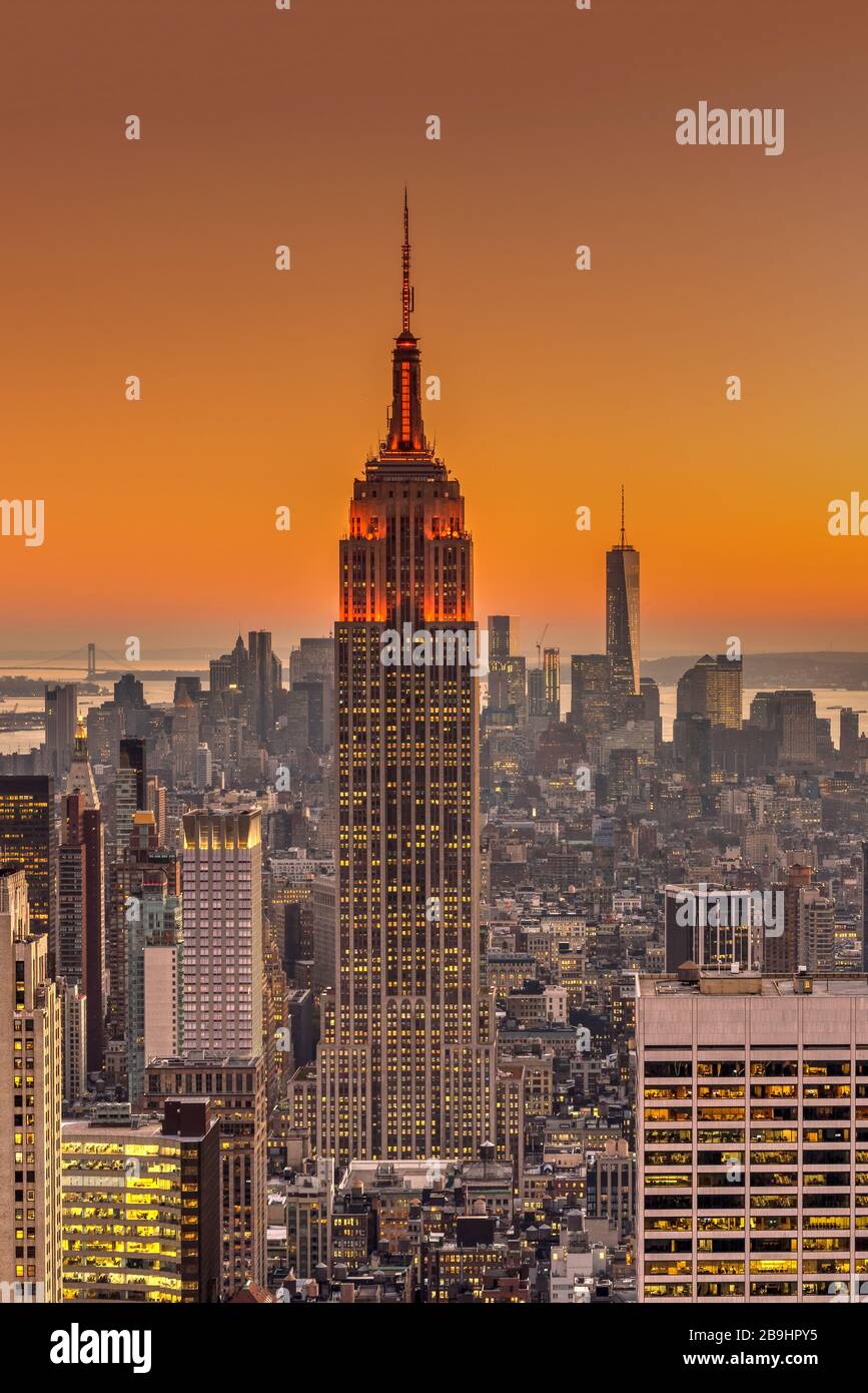 Vue de dessus au coucher du soleil sur l'Empire State Building et les gratte-ciel de la ville, Manhattan, New York, États-Unis Banque D'Images