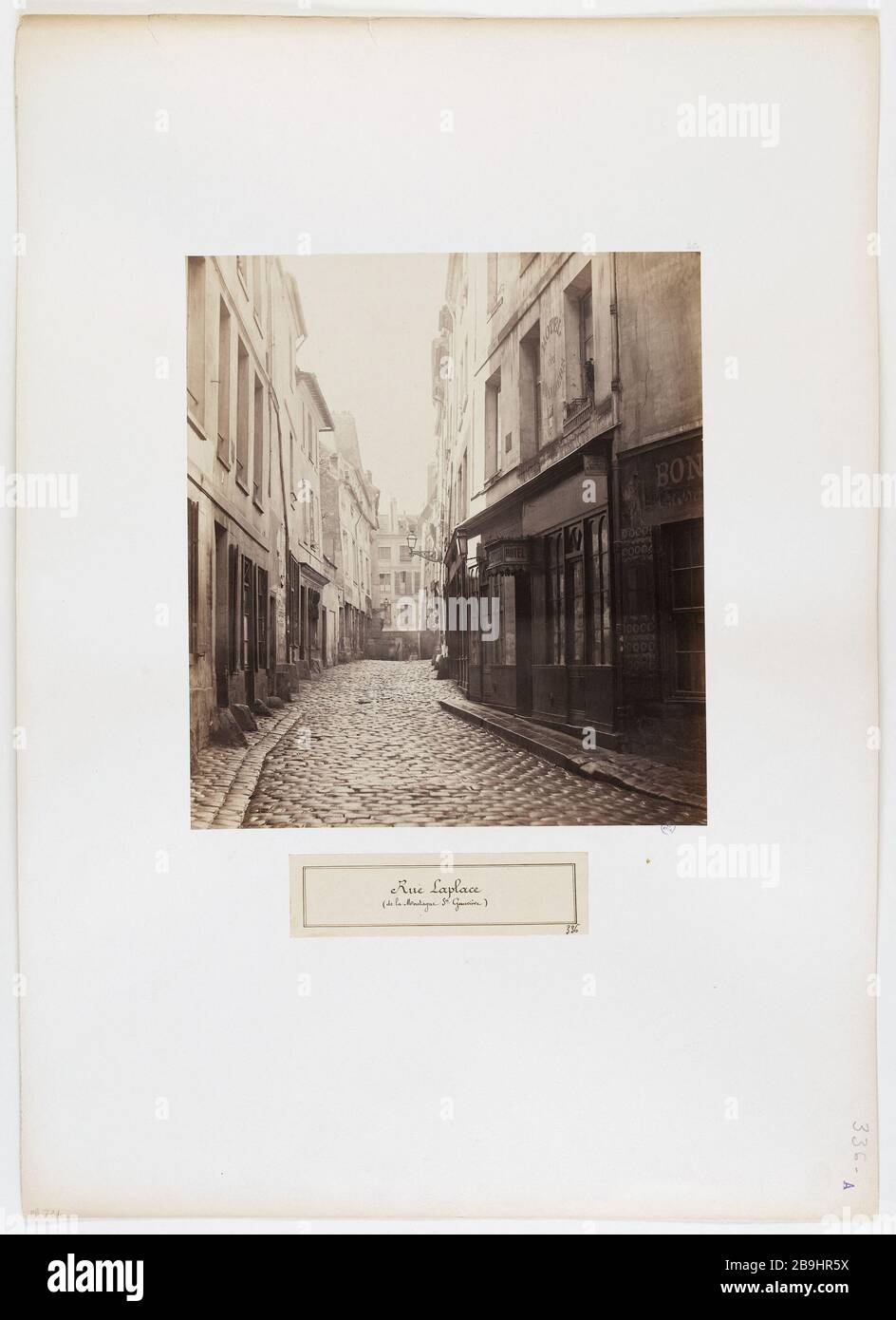 VUE SUR LA RUE LAPLACE EN PRENANT LA MONTAGNE SAINTE-GENEVIÈVE, 5ÈME ARRONDISSEMENT, PARIS rue Laplace, vue pry de la montagne Sainte-Geneviève. Paris (Vème arr.), 1865-1868. Photo de Charles Marville (1813-1879). Paris, musée Carnavalet. Banque D'Images