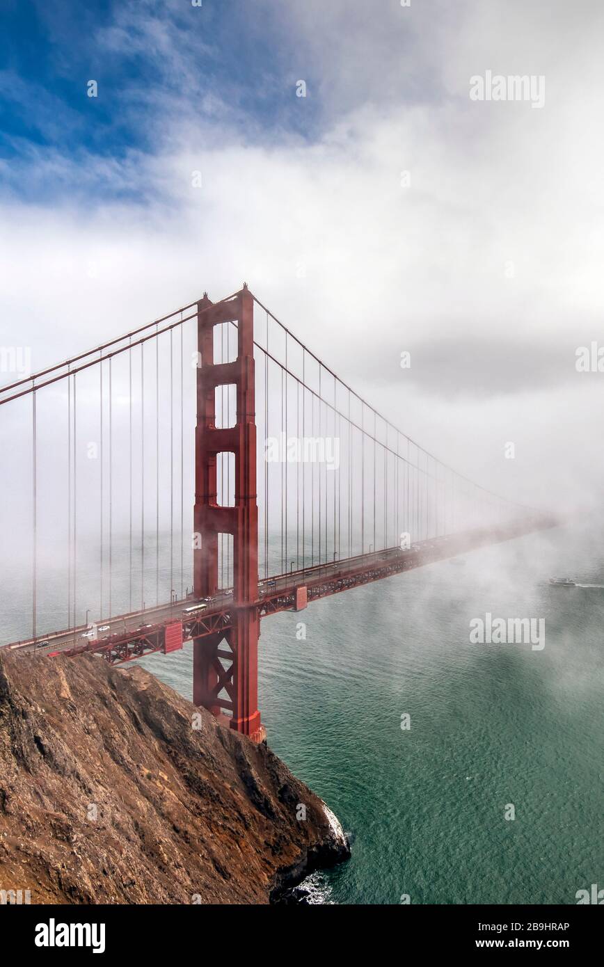 Le Golden Gate Bridge dans un jour brumeux, San Francisco, California, USA Banque D'Images