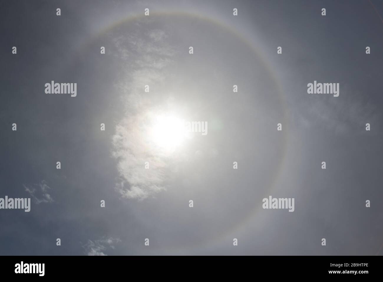 Halo autour du soleil au ciel bleu poussiéreux Banque D'Images