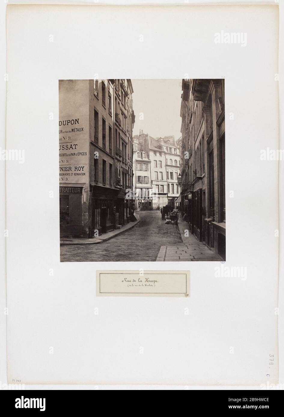 RUE DE LA HARPE, POUR PRENDRE LES RUES DE HUCHETTE, 5ÈME ARRONDISSEMENT, PARIS rue de la Harpe, vue pry de la rue de la Huchette. Paris (Vème arr.), 1865-1868. Photo de Charles Marville (1813-1879). Paris, musée Carnavalet. Banque D'Images