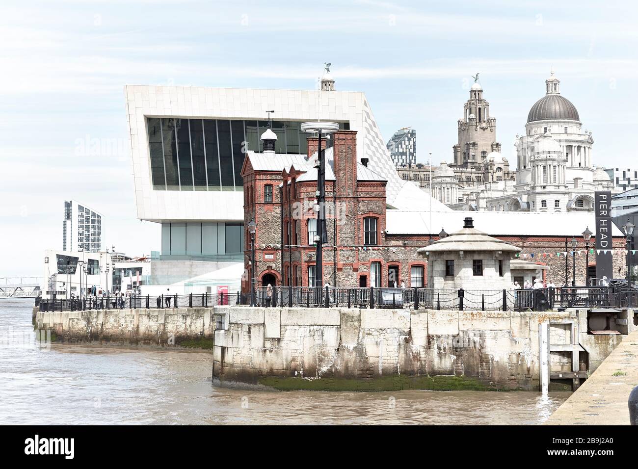 Le Musée de Liverpool lors d'une journée ensoleillée de Summers, Mann Island, Pier Head, Liverpool UK Banque D'Images