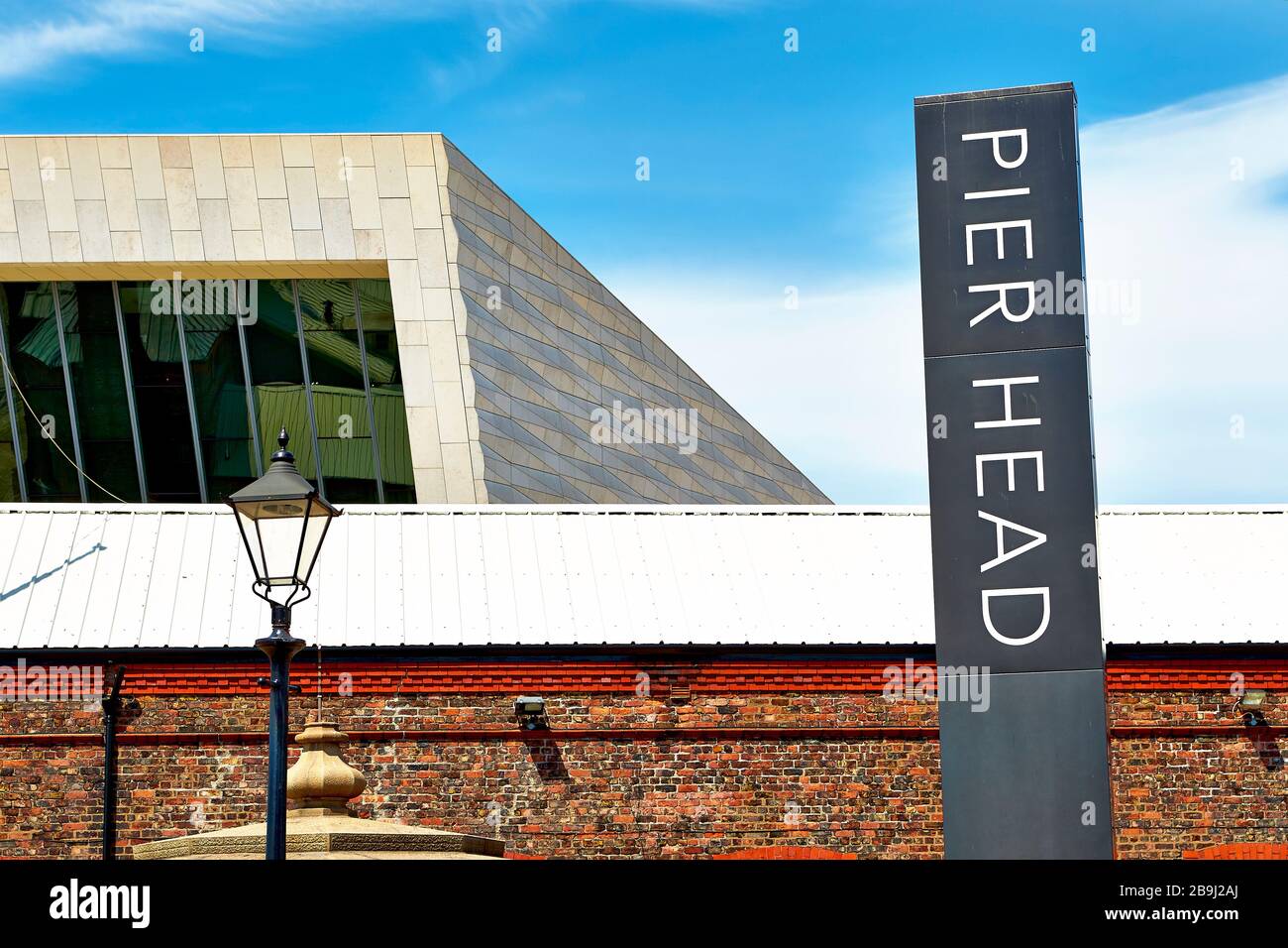Le Musée de Liverpool lors d'une journée ensoleillée de Summers, Mann Island, Pier Head, Liverpool UK Banque D'Images