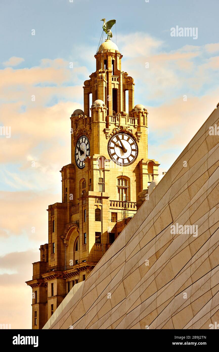 Le célèbre et historique Royal Liver Building à Pier Head sur le front de mer à Liverpool, Angleterre, Royaume-Uni Banque D'Images