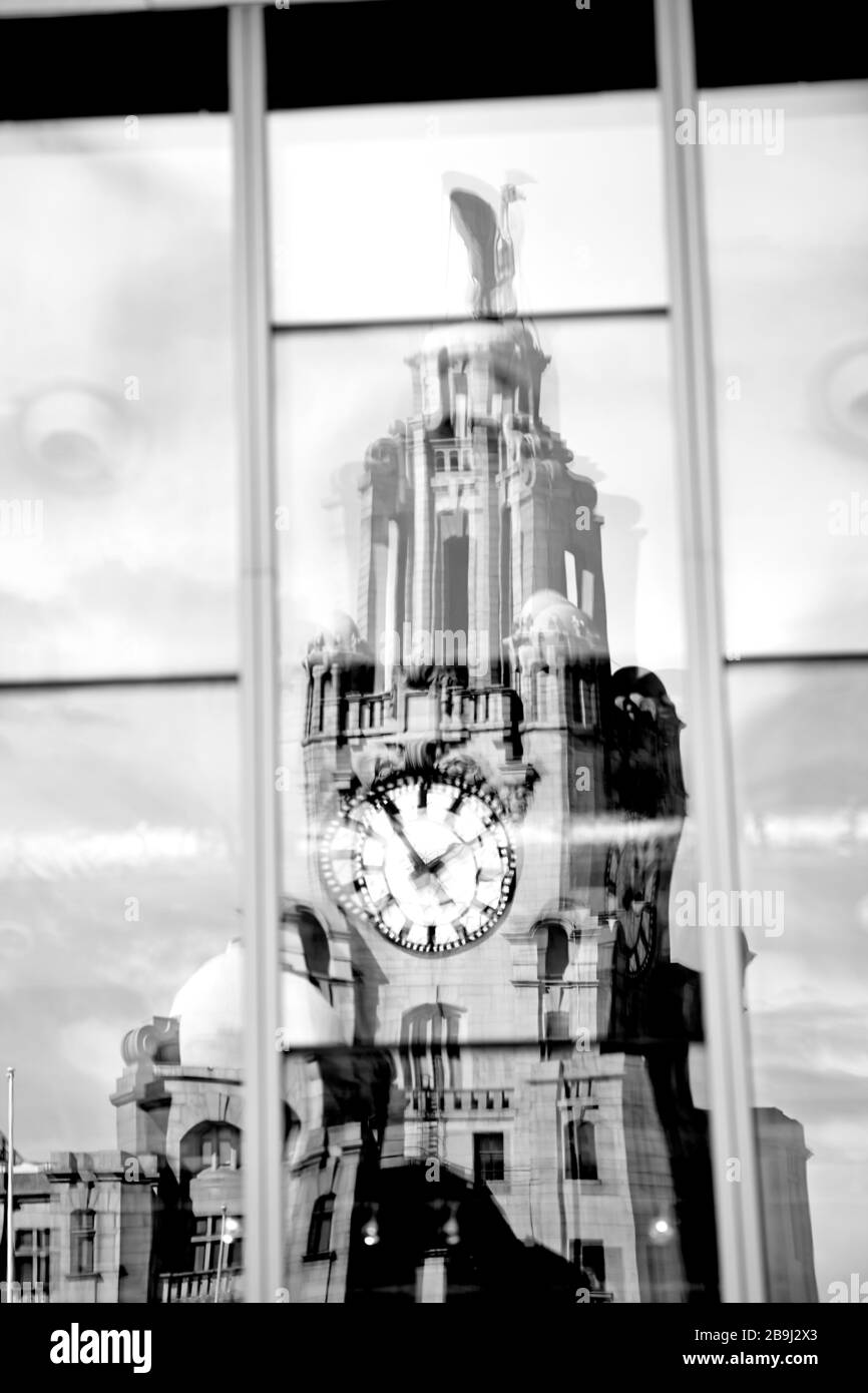 Le célèbre et historique Royal Liver Building à Pier Head sur le front de mer à Liverpool, Angleterre, Royaume-Uni Banque D'Images