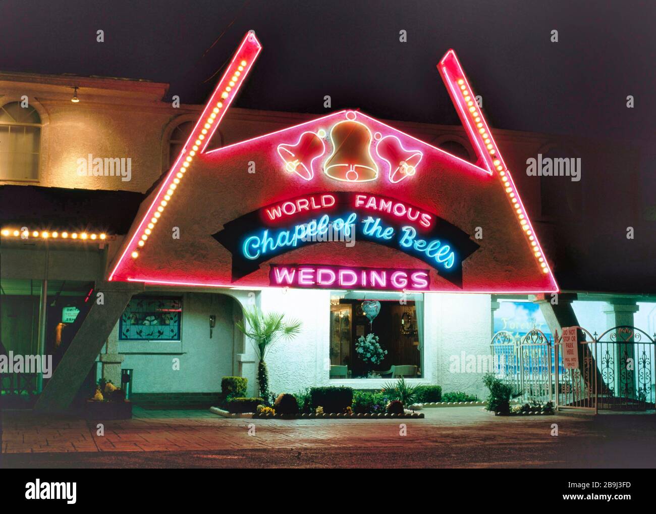 Las Vegas, États-Unis - 26 août 2019: Chapelle des Bells à Las Vegas la nuit. Cette chapelle de mariage est en affaires depuis plus de 60 ans. Banque D'Images
