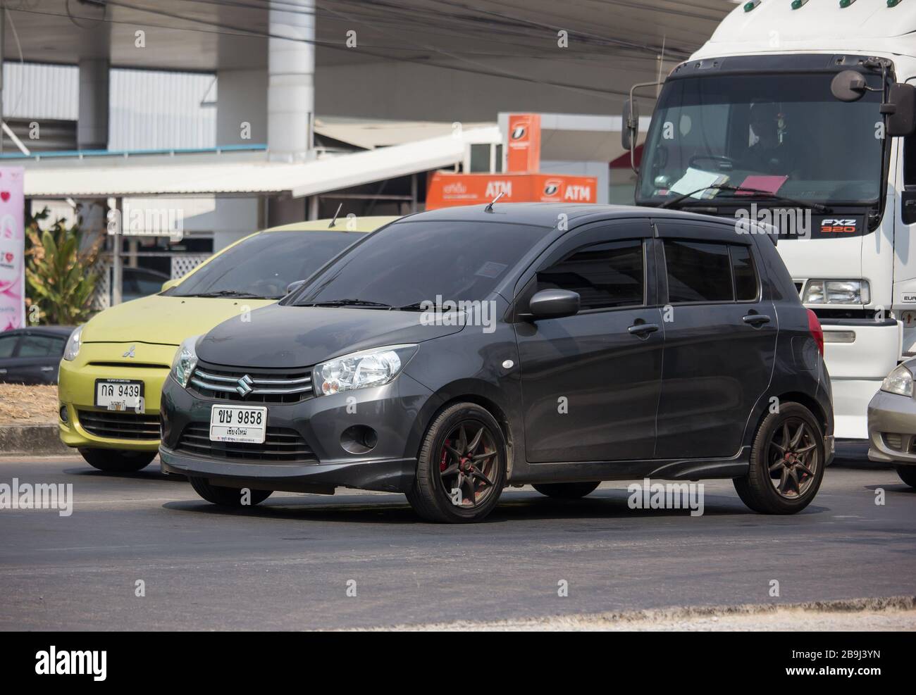 Chiangmai, Thaïlande - 20 février 2020: Voiture écologique privée, Suzuki Celerio. Photo à la route no 121 à environ 8 km du centre-ville de Chiangmai, thaïlande. Banque D'Images