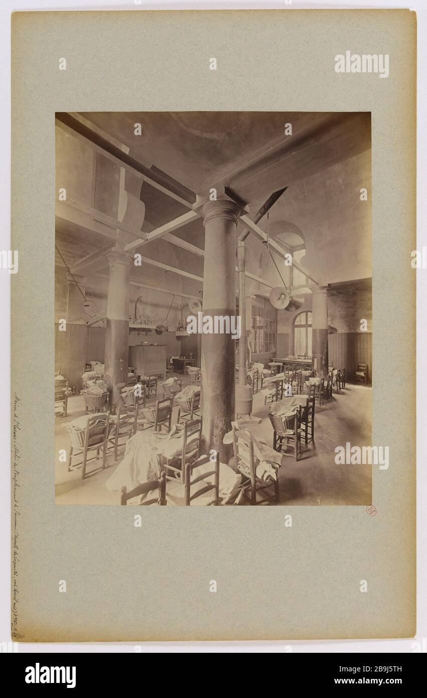 ATELIER SUR L'EMPLACEMENT DE L'ANCIENNE CHAPELLE LAZARISTES, PRISON DE SAINT-LAZARE, FAUBOURG SAINT-DENIS, 10ÈME ARRONDISSEMENT Atelier sur l'emplacement de l'ancienne chapelle des Lazaristes, prison de Saint-Lazare, faubourg Saint-Denis. Paris (Xème arr.), juin 1888. Photo de Pierre Emonts (1831-1912). Paris, musée Carnavalet. Banque D'Images