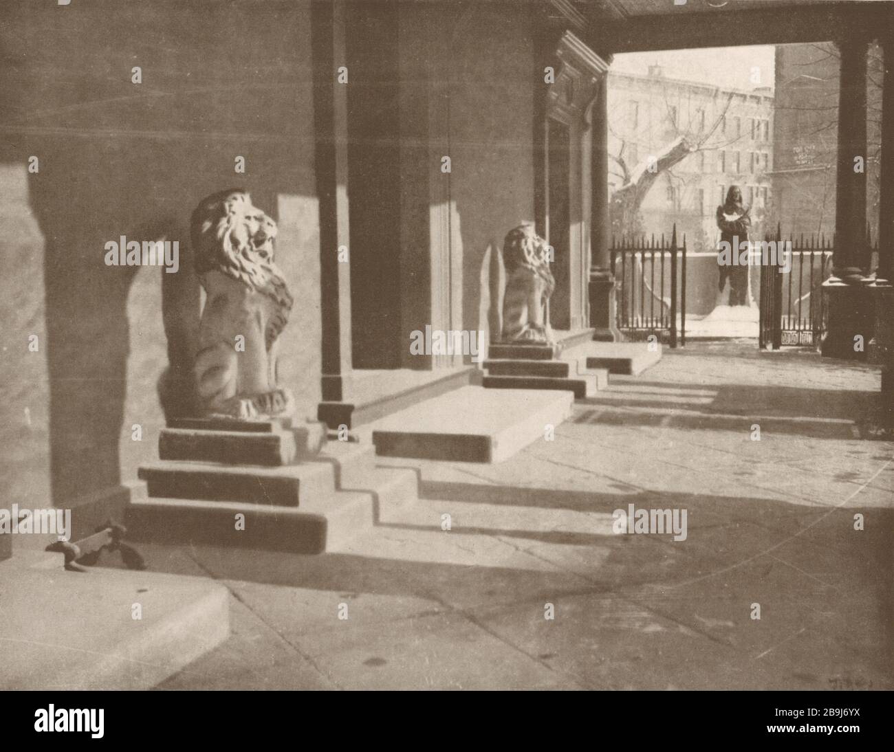 Le lion de Saint-Marc dans la Bowery, New York. D'une photographie de J. B.Carrington (1919) Banque D'Images