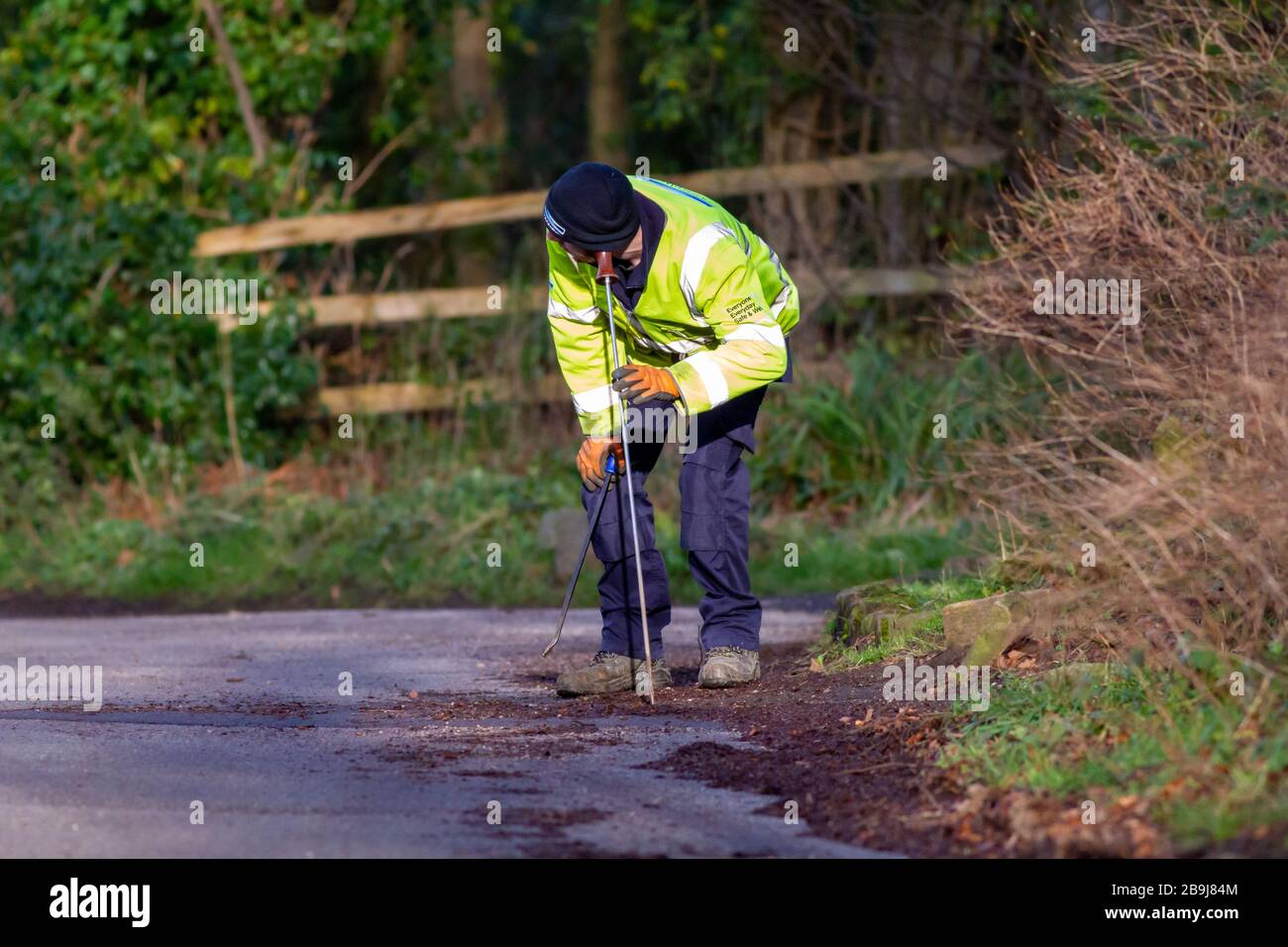 Un ingénieur en eau localisant les fuites de conduites d'eau et les fuites à l'aide d'un appareil d'écoute., West Yorkshire, Royaume-Uni Banque D'Images