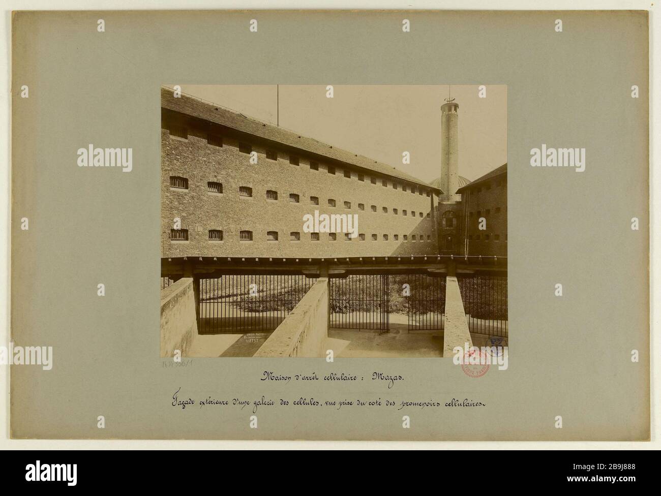 Façade d'une galerie de cellules, vue de la cellule des allées latérales, de la prison de cellules, du boulevard Mazas (maintenant boulevard Diderot), Paris (XIIème arr.) Façade supérieure d'une galerie des cellules, vue pry du coté des mémoires cellulaires, maison d'arrêt cellulaire, boulevard Mazas (actuel boulevard Diderot), Paris (XIIème arr.). 1898. Photographie de l'Union Photographie française. Paris, musée Carnavalet. Banque D'Images
