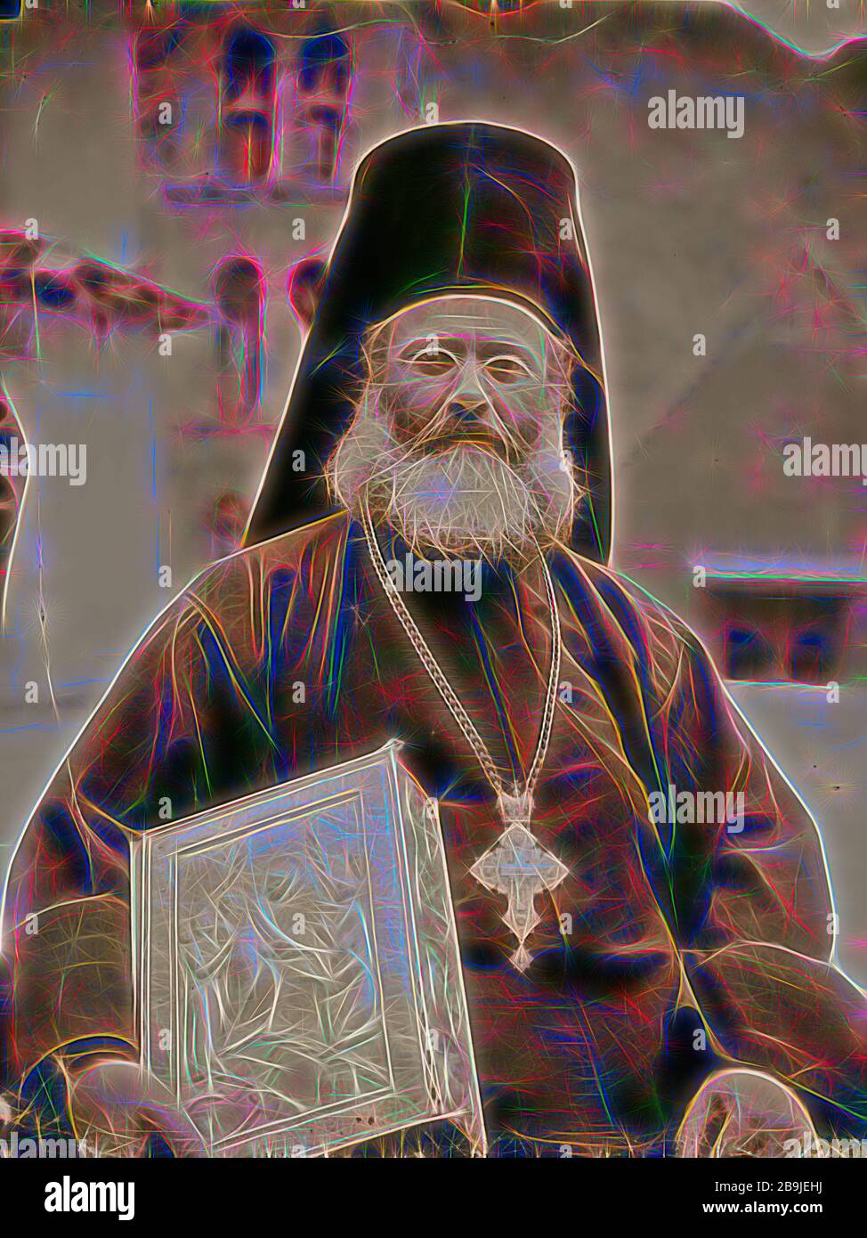 Prêtre grec orthodoxe du monastère de Sainte-Catherine dans le Sinaï holding prisé manuscrit avec couvercle en argent à partir de leur bibliothèque. 1898, l'Egypte, le Sinaï Banque D'Images
