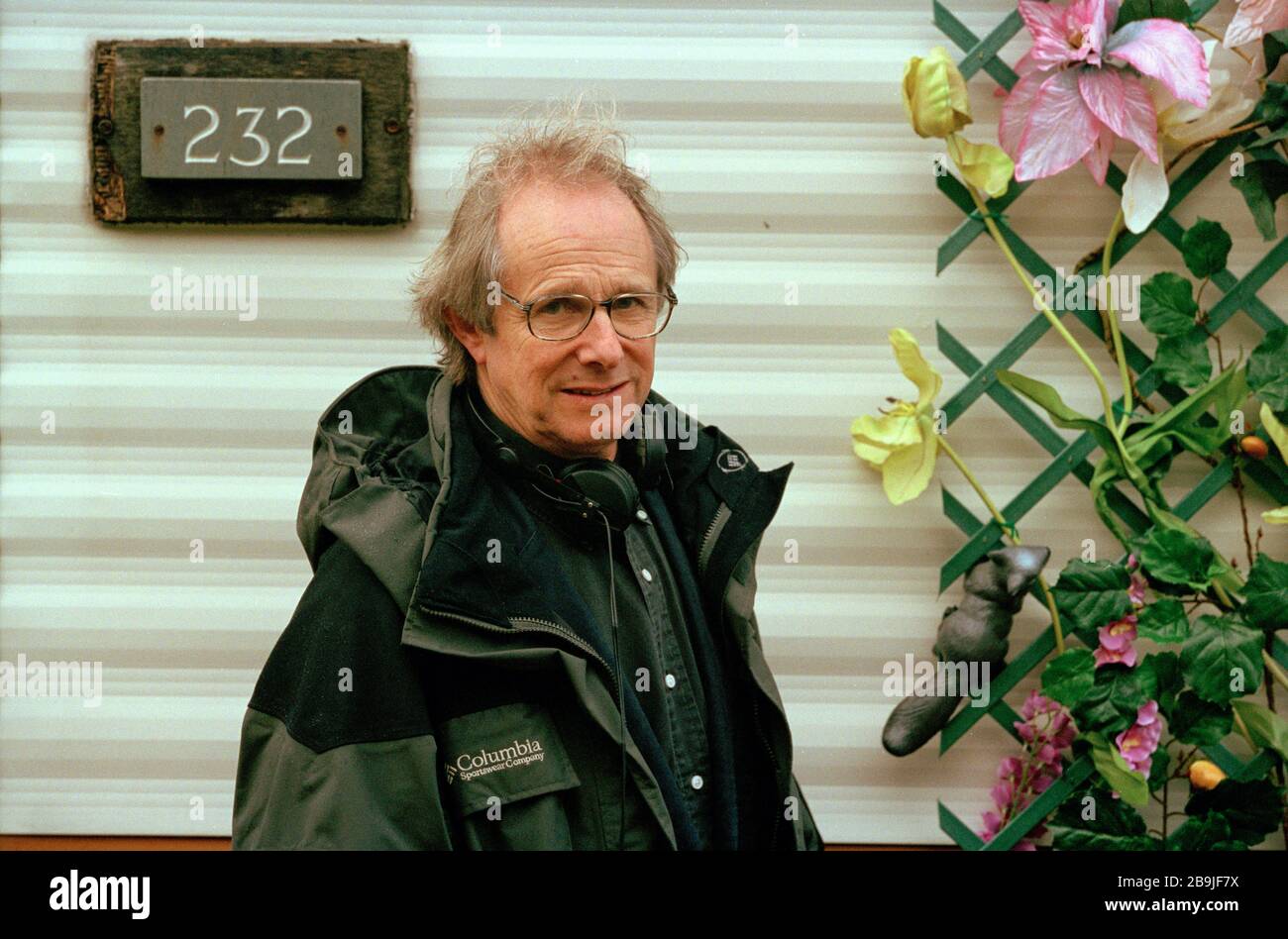 Le réalisateur Ken Loach sur l'ensemble de son film Sweet seize, à Port Glasgow, en Écosse. 2001 Banque D'Images