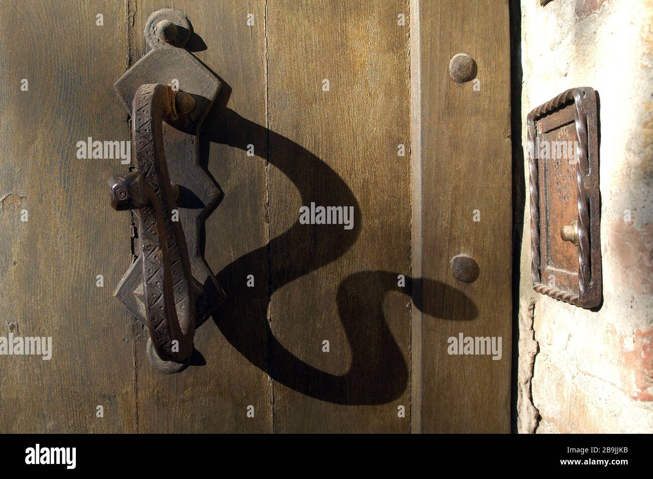 Défonce de porte en forme de S et poignée avec serpent comme ombre sur la  vieille porte en bois Photo Stock - Alamy