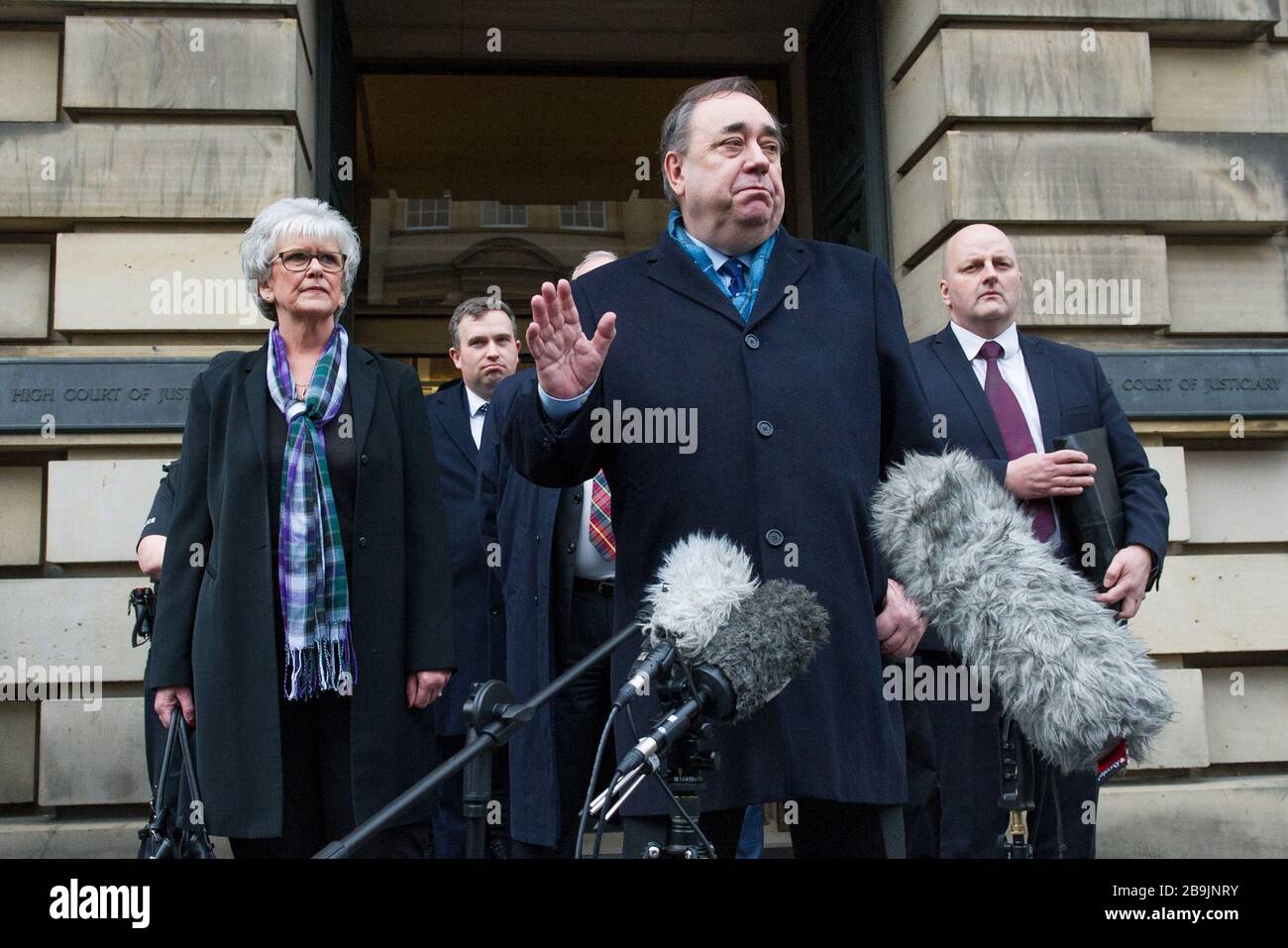 Édimbourg, Royaume-Uni. 23 mars 2020. Photo : Alex Salmond - ancien premier ministre de l'Écosse et ancien chef du parti national écossais (SNP). Alex Salmond est vu quitter la Haute Cour comme un homme libre le jour onze de son procès, après avoir été acquitté de toutes les charges. Banque D'Images