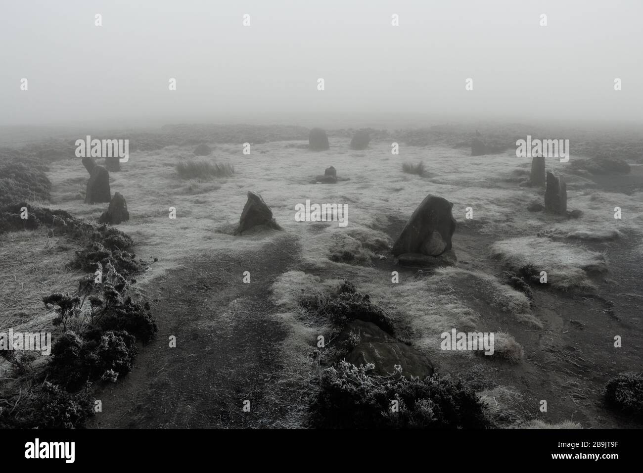 Givre et brouillard au Cercle de pierre des douze Apôtres sur Ilkley Moor, Ilkley, West Yorkshire, Angleterre, Royaume-Uni Banque D'Images