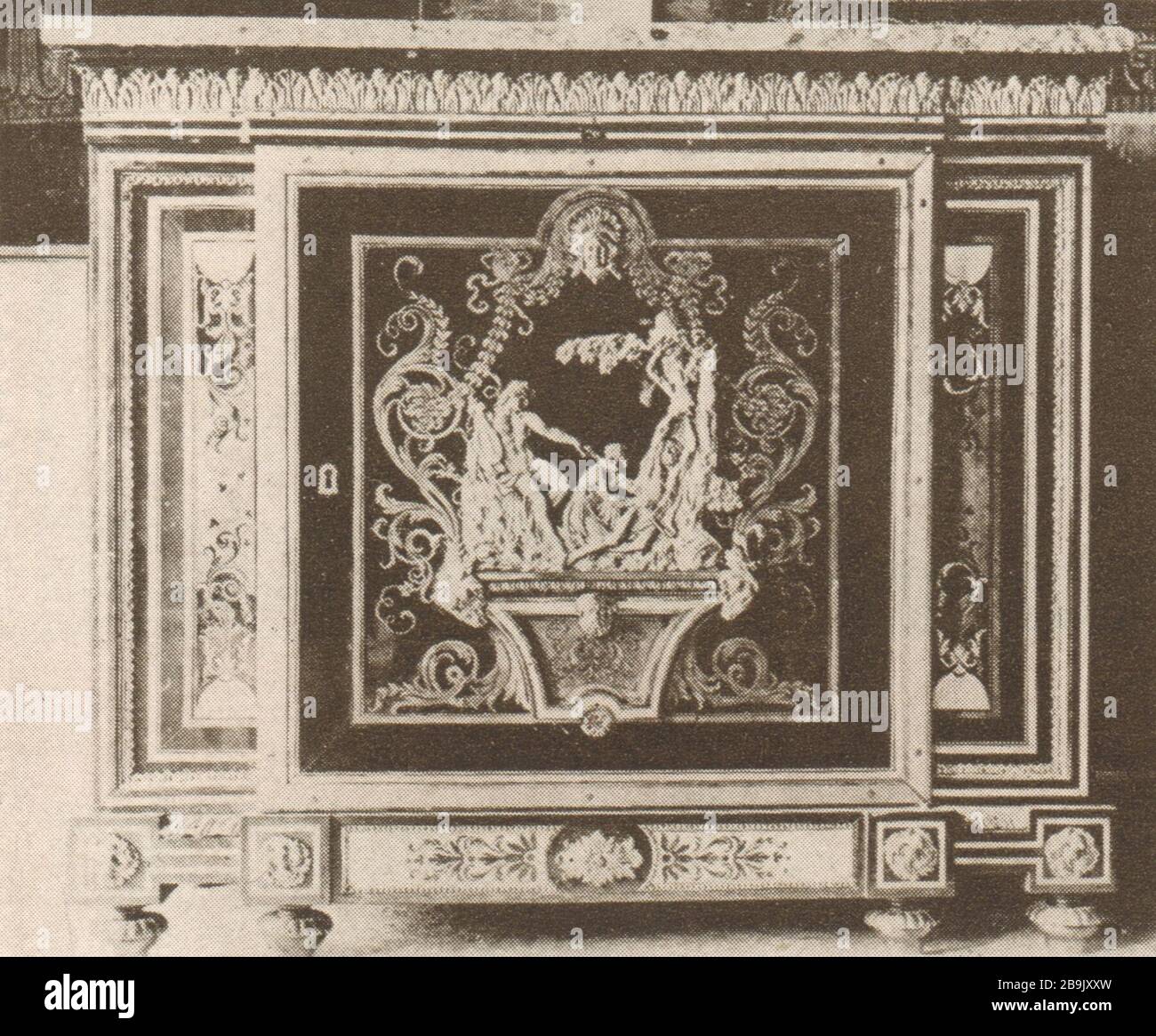 André-Charles Boulle. Commode dans le Louvre. Bas-relief d'Apollo et Marsyas. (1922) Banque D'Images