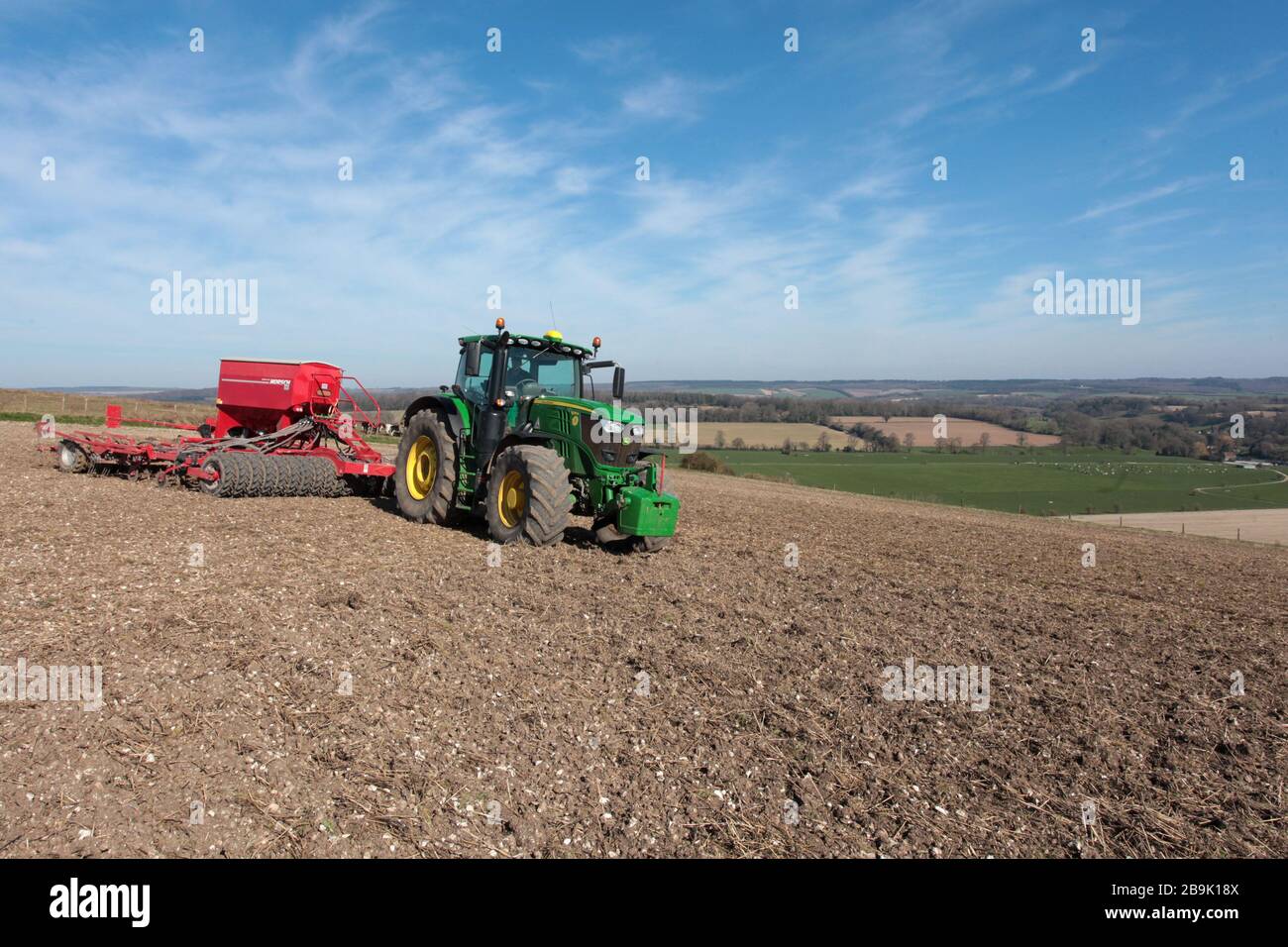 Tracteur agricole John Deere avec semoir Horsch en action dans un champ Wiltshire au printemps 2020. Banque D'Images