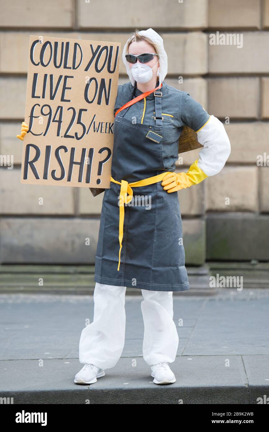 Édimbourg, Royaume-Uni. 23 mars 2020. Photo: Le placarde de maintien du protéstor qui dit: "POURRIEZ-VOUS VIVRE avec £94.25 / MOIS RISHI?" Protestant contre le chancelier britannique Rishi Sunak pour les indépendants et les travailleurs indépendants qui sont invités par le gouvernement à rester chez eux en raison de la pandémie de Coronavirus. Les travailleurs indépendants ne sont pas admissibles pour le moment aux chancelleurs qui restent à la maison en cas d'urgence alors que les employés doivent recevoir jusqu'à 80% de leur callaire. Banque D'Images