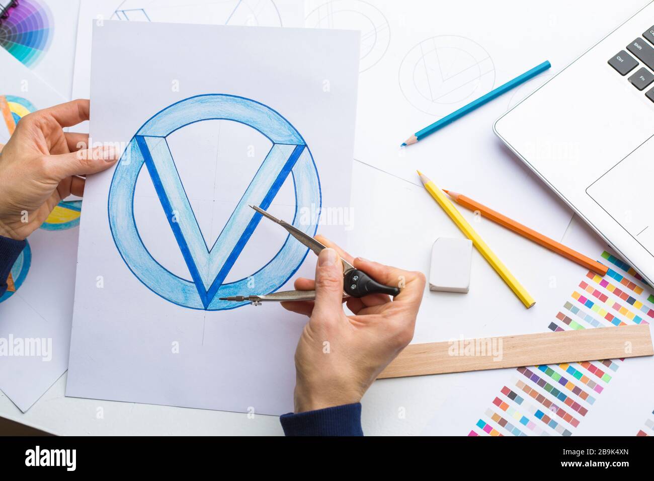 Le concepteur dessine une esquisse du logo d'une marque. Banque D'Images