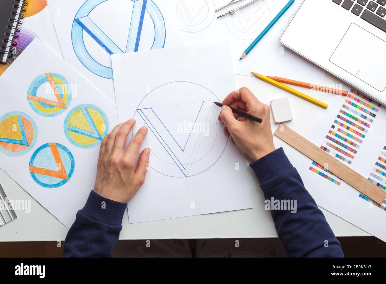 Le concepteur dessine une esquisse du logo d'une marque. Banque D'Images