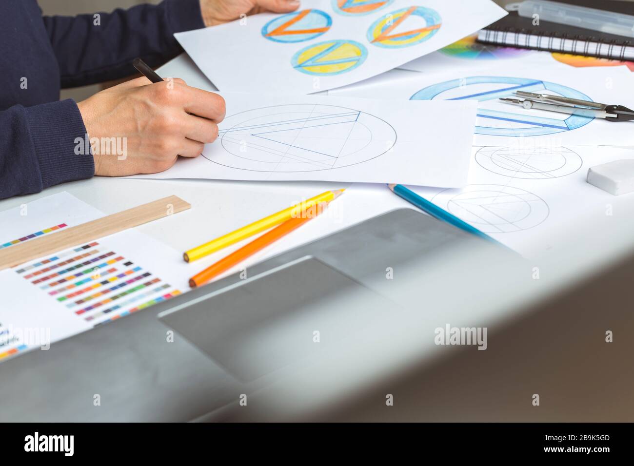 Le concepteur dessine une esquisse du logo d'une marque. Banque D'Images