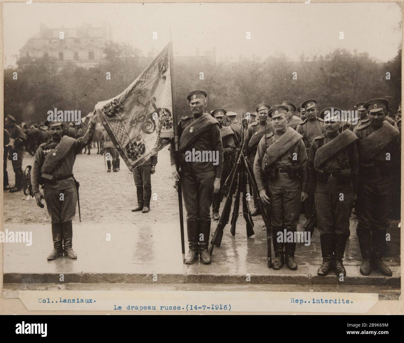 Le drapeau russe. (14-7-1916) Guerre 1914-1918. 'Le drapeau russe, 14 juillet 1916'. Photo de Charles Lansiaux (1855-1939) . Paris, musée Carnavalet. Banque D'Images