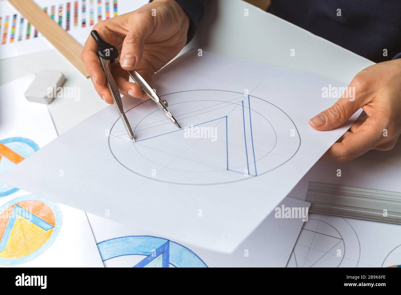 Le concepteur dessine une esquisse du logo d'une marque. Banque D'Images