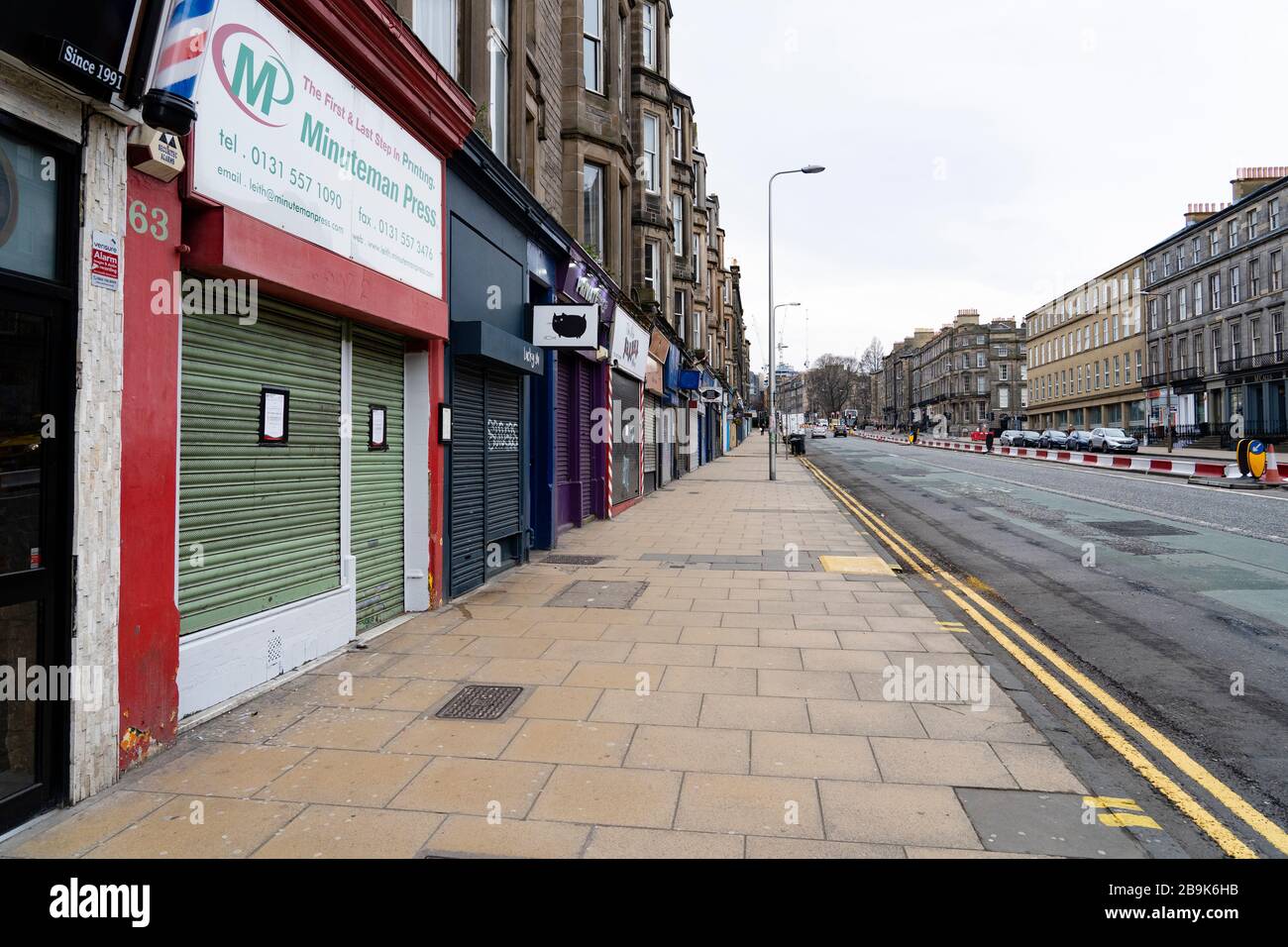 Édimbourg, Écosse, Royaume-Uni. 24 mars 2020. Rues désertes le long de Leith Walk. Tous les magasins et restaurants sont fermés avec très peu de personnes s'aventurant à l'extérieur après le maintien imposé par le gouvernement aujourd'hui. Iain Masterton/Alay Live News Banque D'Images