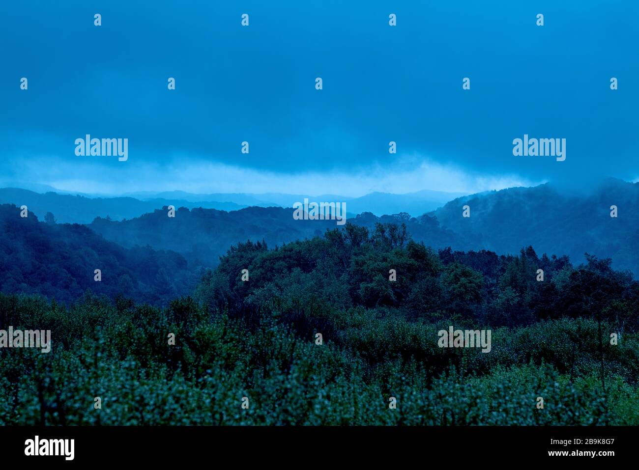 Nuages lourds sur de longues distances bleu colline paysage en Californie Banque D'Images