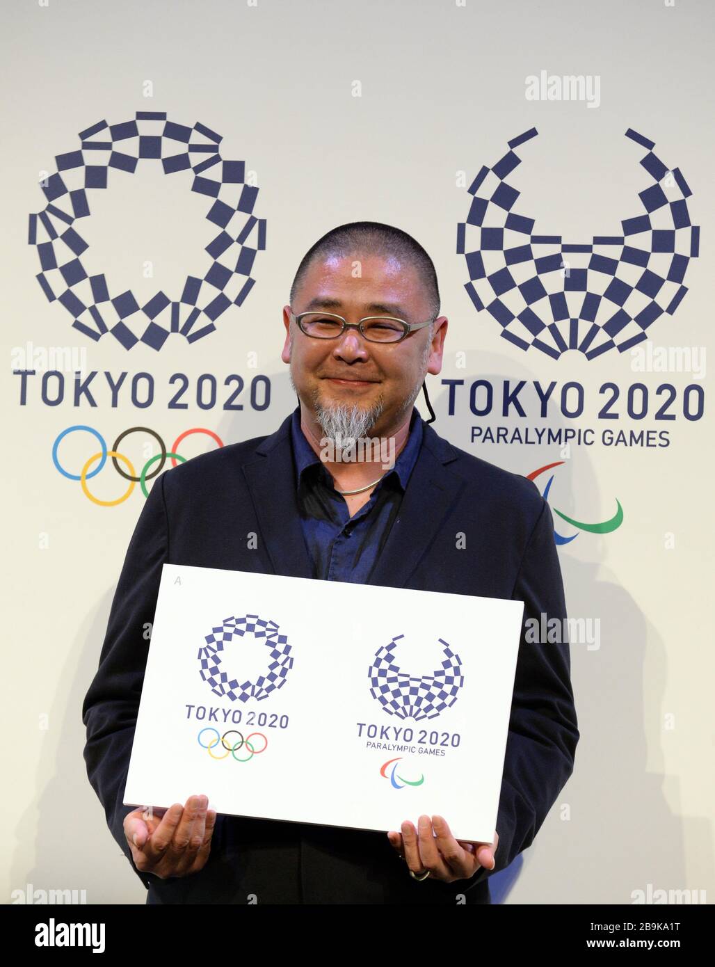 Tokyo. 25 avril 2016. Photo du dossier prise le 25 avril 2016 montre l'artiste de Tokyo Asao Tokolo, qui détient son logo Tokyo 2020 sélectionné lors de la cérémonie de dévoilement de l'emblème Tokyo 2020 à Tokyo, au Japon. Le Premier ministre japonais Shinzo Abe a annoncé mardi que le Japon et le Comité international olympique (CIO) ont accepté de reporter les Jeux olympiques et paralympiques de Tokyo d'un an. Crédit: Ma Ping/Xinhua/Alay Live News Banque D'Images