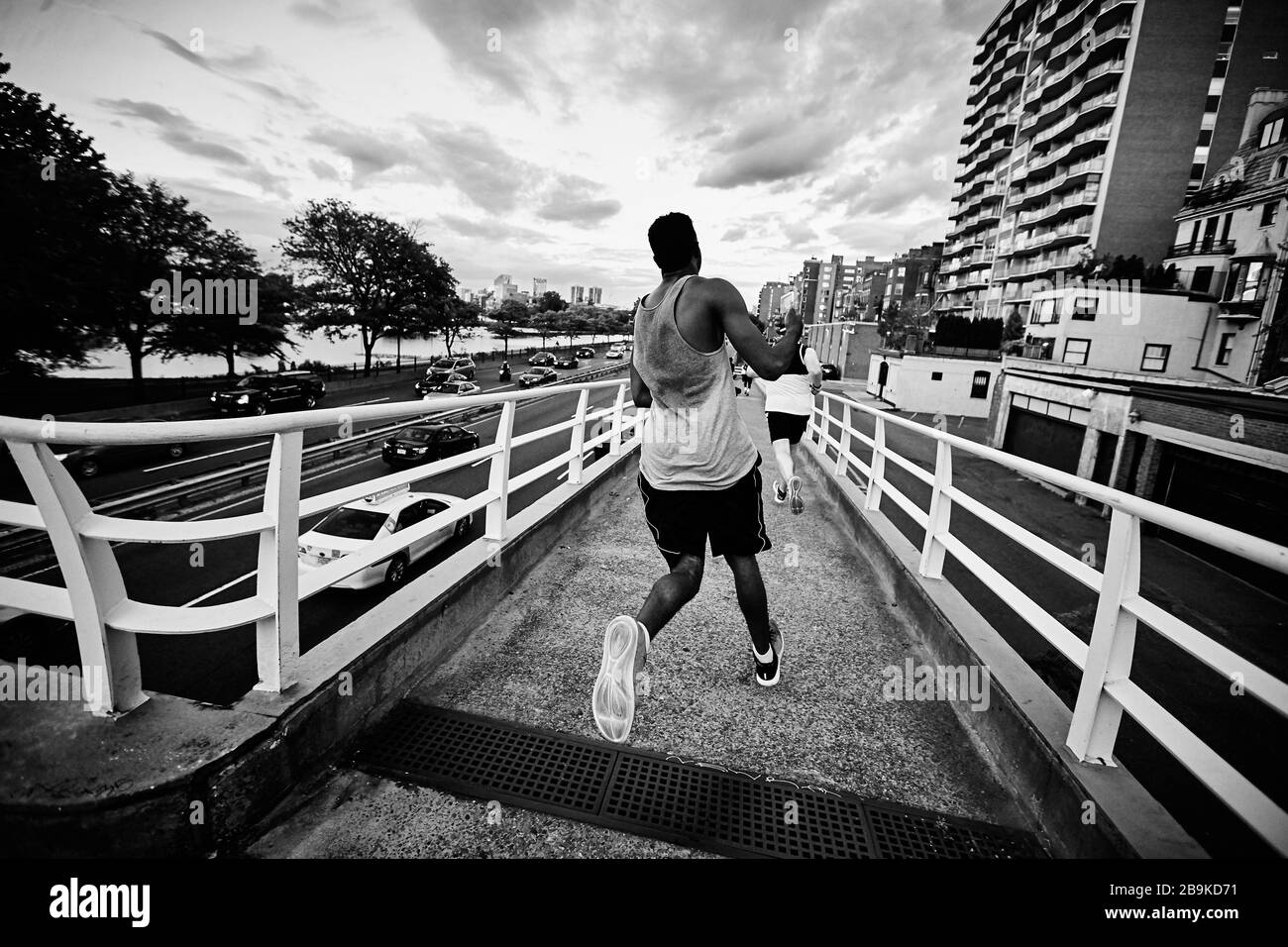 Un homme court sur une passerelle au-dessus de Storrow Drive à Boston. Banque D'Images