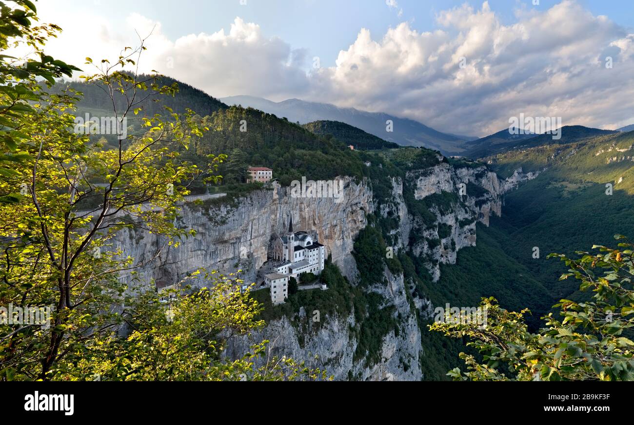 Le sanctuaire Madonna della Corona du Mont Baldo est l'un des lieux de culte les plus célèbres d'Italie. Ferrara di Monte Baldo, Vénétie, Italie. Banque D'Images