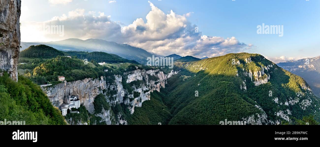 Le sanctuaire Madonna della Corona du Mont Baldo est l'un des lieux de culte les plus célèbres d'Italie. Ferrara di Monte Baldo, Vénétie, Italie. Banque D'Images