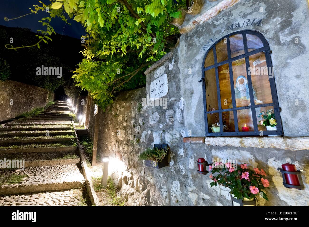 Escalier du chemin des pèlerins : ancien chemin de pèlerinage qui relie le sanctuaire de la Madonna della Corona à la vallée de l'Adige. Vénétie, Italie. Banque D'Images