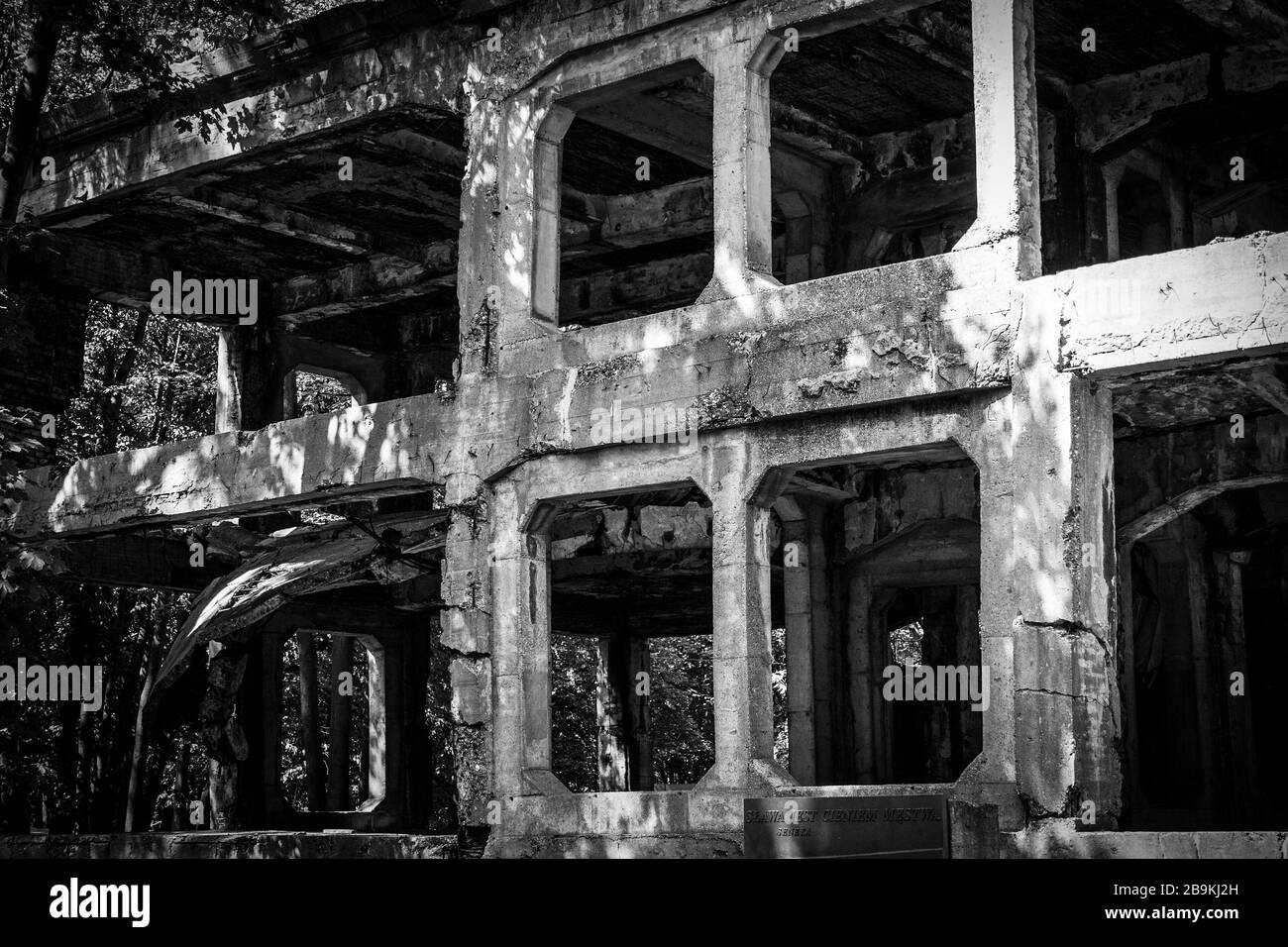Extérieur des nouvelles casernes en ruines du dépôt militaire de transit à Westerplatte, où l'attaque allemande sur cet avant-poste polonais le 1er septembre 1939 est à considérer Banque D'Images