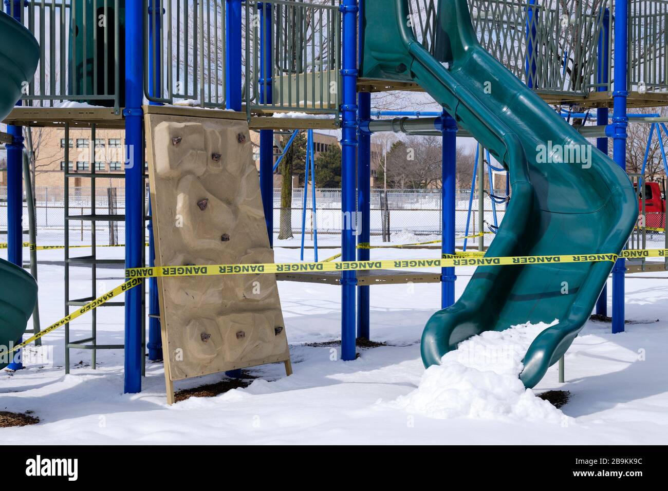 Montréal, Québec, Canada. 24 mars 2020. Ferme le terrain de jeu pour enfants sous la neige fraîche alors que la province de Québec entre dans une pause de trois semaines avec tous les services sauf essentiels commandés pour s'arrêter à minuit aujourd'hui. Banque D'Images